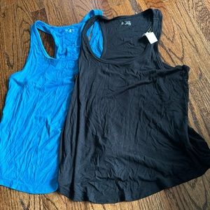2 aerie ribbed tanks